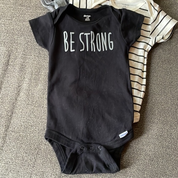 Bundle of Neutral Gerber Onesies Size 6-9 Months - Picture 2 of 6